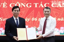 Đồng chí Lê Minh Hưng trao quyết định của Bộ Chính trị cho đồng chí Hoàng Quốc Khánh. 