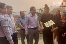 Đồng chí Huỳnh Minh Tuấn, Chủ tịch Ủy ban nhân dân huyện Thuận Châu cùng đoàn công tác thăm hỏi, động viên gia đình có người bị thương tại xã Mường É. (Ảnh: THANH HƯỜNG)