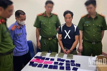 Đối tượng Giàng A Sồng cùng số tang vật tại cơ quan Công an.