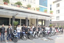Cơ quan cảnh sát điều tra, Công an thành phố Sơn La đã thi hành các quyết định khởi tố 3 vụ án, khởi tố 38 bị can và lệnh bắt tạm giam các đối tượng về hành vi “Gây rối trật tự công cộng” và “Cố ý gây thương tích”.