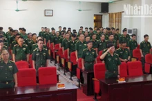 Cán bộ, chiến sĩ Bộ Chỉ huy Bộ đội Biên phòng tỉnh Sơn La kính cẩn nghiêng mình trong phút mặc niệm Tổng Bí thư Nguyễn Phú Trọng.