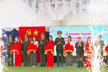 Các đại biểu cắt băng khánh thành Đồn Biên phòng Cửa khẩu Chiềng Khương.