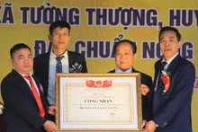 Xã Tường Thượng đón nhận Bằng công nhận xã đạt chuẩn nông thôn mới.