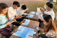 Lưu học sinh Lào, Trường Cao đẳng Sơn La trải nghiệm công nghệ số quét mã QR tìm hiểu về Ngày giải phóng thủ đô trên ấn phẩm đặc biệt "Cột cờ Hà Nội" của Báo Nhân Dân.