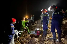 Đại tá Trần Thanh Sơn, Phó Giám đốc, Thủ trưởng cơ quan Cảnh sát điều tra, Công an tỉnh Sơn La trực tiếp chỉ đạo điều hành các lực lượng khẩn trương cứu nạn, cứu hộ, giải quyết vụ xe đầu kéo rơi xuống vực sâu.