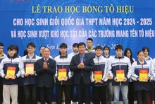 Lãnh đạo Sở Văn hóa Thể thao và Du lịch tỉnh và Hội Khuyến học tỉnh Sơn La trao học bổng cho các học sinh vượt khó học tốt.