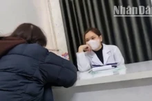 Bác sĩ được giới thiệu là chuyên khoa về trị viêm xoang, nhiều năm kinh nghiệm đang tư vấn cho người dân dùng các gói điều trị. (Ảnh cắt từ clip)