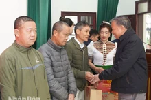 Đồng chí Đại tướng Tô Lâm, Ủy viên Bộ Chính trị, Bộ Trưởng Công an tặng quà Tết cho các gia đình chính sách, người có công và hộ nghèo Sơn La.