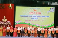 Đồng chí Phó Bí thư Thường trực Tỉnh ủy Sơn La và Ban tổ chức Hội thi trao cờ lưu niệm cho các đội thi.