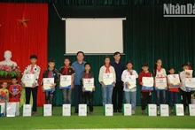 Đồng chí Trưởng Ban Tuyên giáo Trung ương tặng quà cho những học sinh có hoàn cảnh khó khăn tại xã Hua Păng, huyện Mộc Châu.