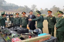 Đại biểu tham quan các mô hình học cụ.