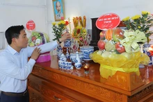 Đồng chí Nguyễn Doãn Anh, Bí thư Tỉnh ủy Thanh Hóa tưởng niệm Anh hùng, liệt sĩ.