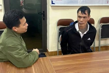 Công an xét hỏi đối tượng Đỗ Văn Nhựa.