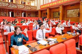 Đại biểu Hội đồng nhân dân tỉnh biểu quyết thông qua các nghị quyết.