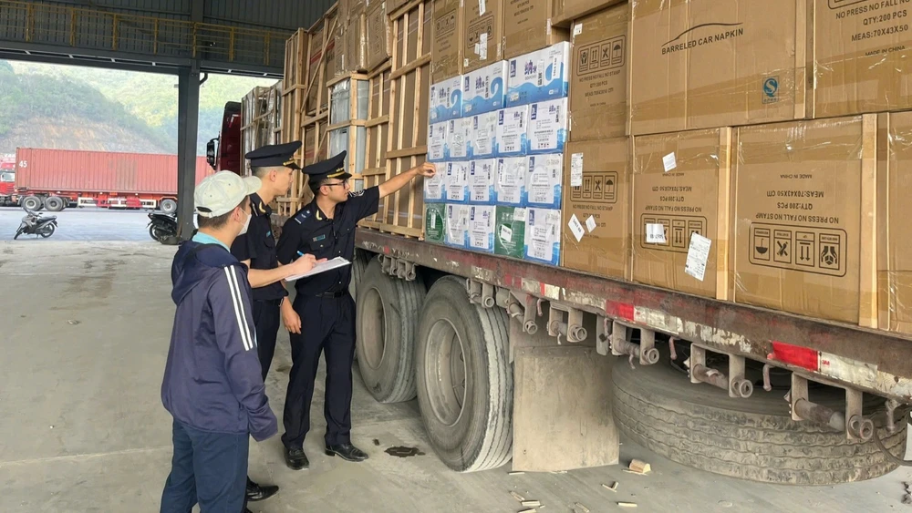 Lực lượng Hải quan cửa khẩu Tân Thanh kiểm tra hàng hoá xuất nhập khẩu tại kho bãi.