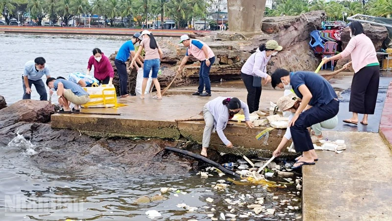 Cán bộ, đảng viên và nhân dân thành phố Phú Quốc thu gom rác ở bờ biển.