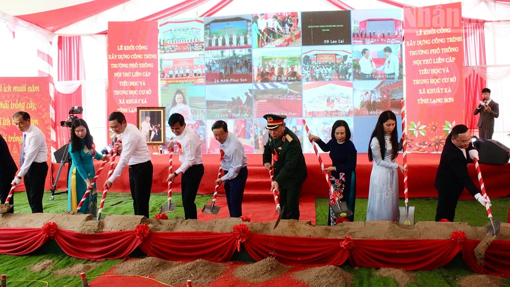 Đồng chí Phó Thủ tướng Chính phủ cùng lãnh đạo ban, bộ ngành Trung ương và tỉnh Lạng Sơn thực hiện nghi thức khởi công dự án.