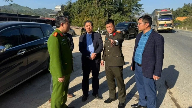 Lãnh đạo Ủy ban nhân dân tỉnh và Công an tỉnh Lạng Sơn kiểm tra hiện trường vụ tai nạn.