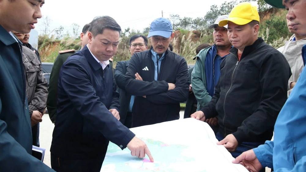 Đoàn công tác của tỉnh Lạng Sơn và Tập đoàn Sun Group khảo sát thực địa, rà soát phương án hướng tuyến cáp treo tại khu vực chân núi Mẫu Sơn.