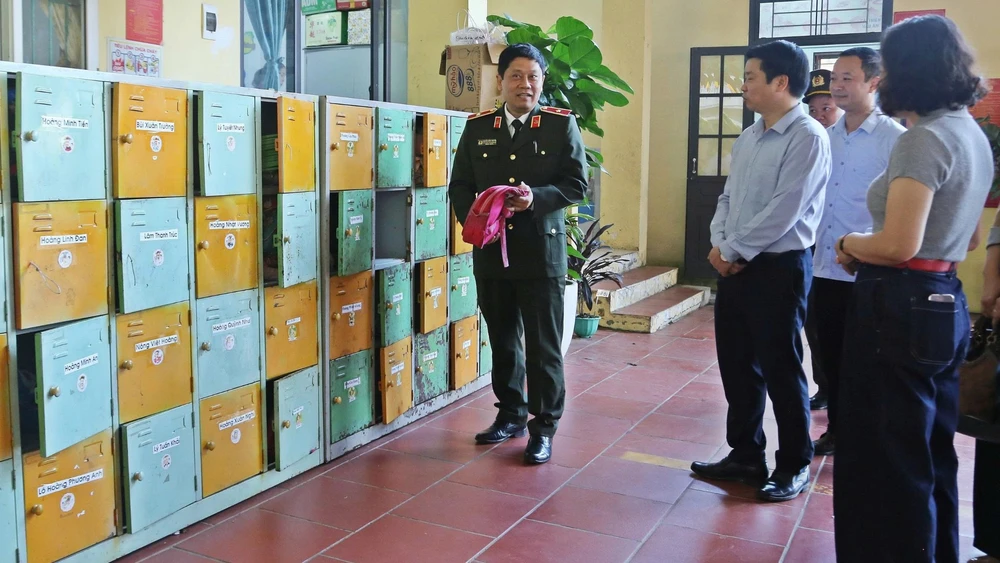 Đoàn công tác của Bộ Công an kiểm tra thực trạng tại Trường Mầm non Hoàng Văn Thụ.