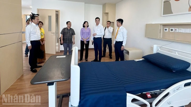 Đoàn công tác của Bộ Y tế và lãnh đạo tỉnh An Giang khảo sát trực tiếp tại các bệnh viện ở Phú Quốc. 