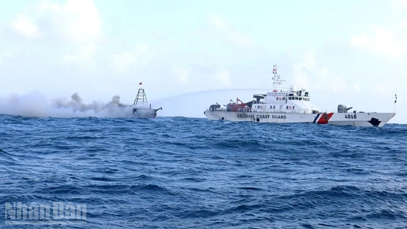 Tàu CSB 4040 nhanh chóng tiếp cận, nỗ lực triển khai các phương án chữa cháy và cứu nạn.