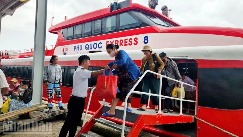 Hành khách đi tàu cao tốc Phú Quốc Express đến Phú Quốc.
