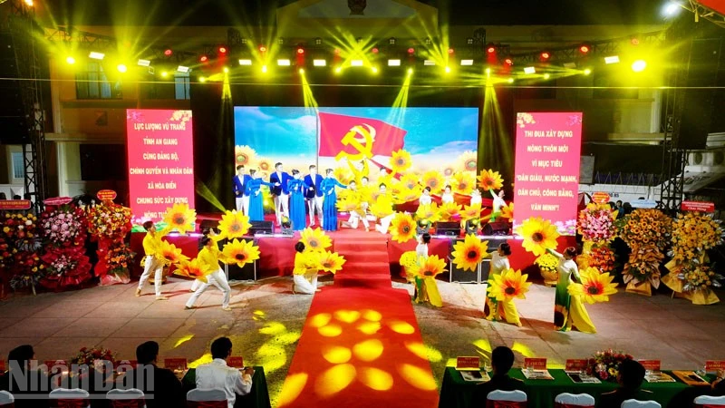 Chương trình văn nghệ tại lễ tổng kết "Tết quân-dân" năm 2026. (Ảnh: PHƯƠNG VŨ)