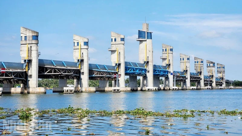 Cống Cái Lớn chủ động vận hành phục vụ sản xuất và sinh hoạt của người dân.