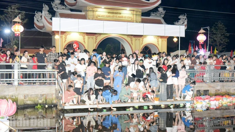 Hoạt động thả đèn hoa đăng, với mong muốn gửi gắm ước nguyện về sức khỏe, bình an và tài lộc đến với mọi người.