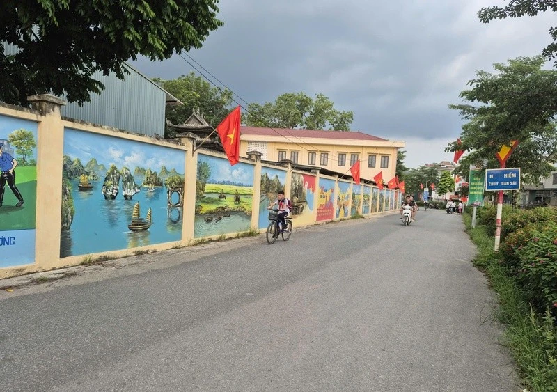 Những con đường bích họa sáng, xanh, sạch, đẹp tại xã Kiều Phú. (Ảnh: THIỆN TÂM)