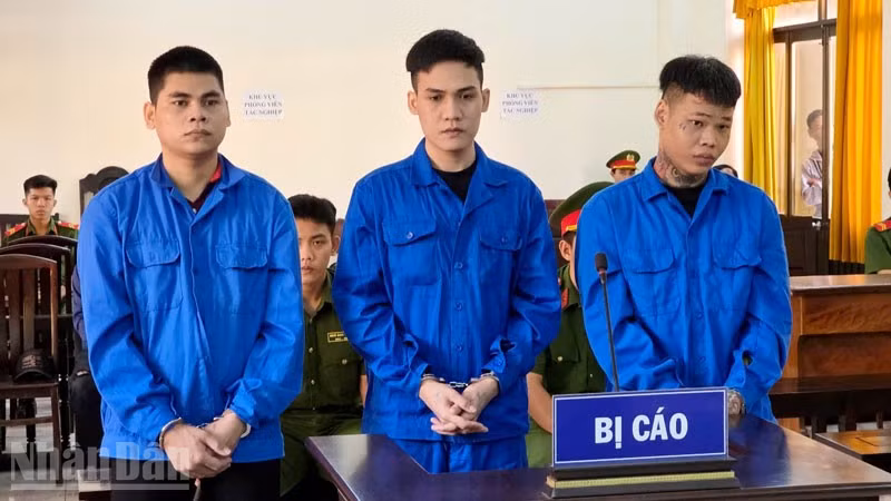 Tấn (bìa trái), Quý và Thật (bìa phải) tại phiên tòa. (Ảnh: VĂN VŨ)