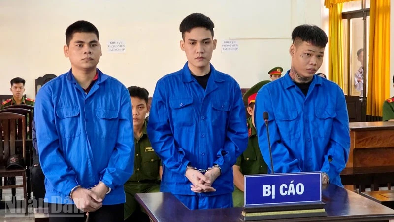 Tấn (bìa trái), Quý và Thật (bìa phải) tại phiên tòa. (Ảnh: VĂN VŨ)