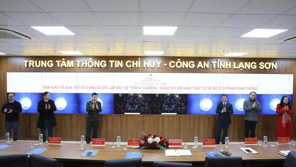 Các đại biểu thực hiện nghi thức và chúc mừng Công an tỉnh Lạng Sơn khánh thành dự án.
