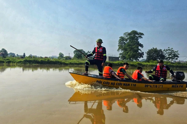 Đội Cứu hộ Cứu nạn đường thủy 116 tiến vào vùng lũ thực hiện công tác cứu hộ, cứu nạn, hỗ trợ bà con.