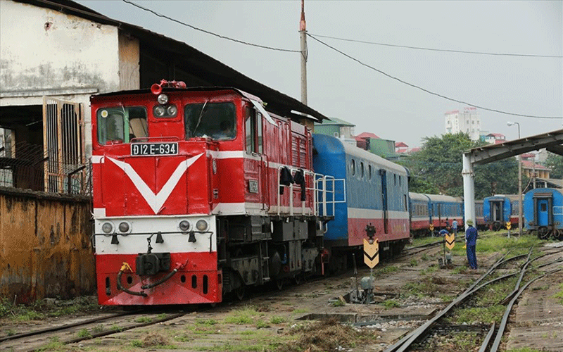 Đầu máy, toa xe đường sắt hết niên hạn.
