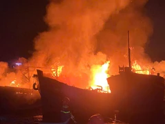 Hiện trường vụ hỏa hoạn khiến 4 tàu cá của ngư dân Quảng Ngãi bị thiệt hại nặng.