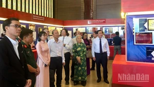 Các đại biểu tham quan trưng bày. (Ảnh: Linh Bảo)