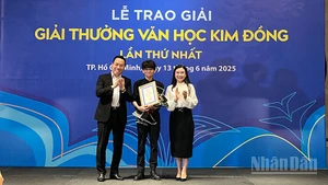 Trao Giải Nhất cho tác giải Giai Du với tác phẩm "Nên làm gì khi trời nổi gió". (Ảnh: MẠNH HẢO)