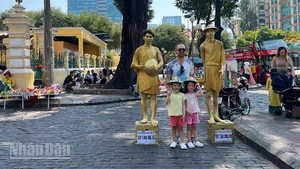 Khách du lịch quốc tế tham quan trung tâm Thành phố Hồ Chí Minh. (Ảnh: Mạnh Hảo)