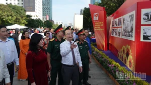 Các đại biểu tham quan triển lãm tại đường đi bộ Nguyễn Huệ. (Ảnh: MẠNH HẢO)