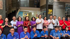 Các đại biểu chụp ảnh lưu niệm tại trụ sở Báo Dân Chúng trước đây. (Ảnh: Mạnh Hảo)