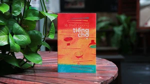 Bìa cuốn tản văn Tiếng chợ của họa sĩ Lê Thiết Cương. (Ảnh: Nhà xuất bản Trẻ)