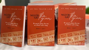 Bìa cuốn sách “Người giữ thời gian” của tác giả Lê Thị Thanh Lâm. (Ảnh: MẠNH HẢO)