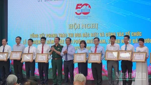 Trao Bằng khen của Chủ tịch Ủy ban nhân dân Thành phố Hồ Chí Minh cho các tập thể có thành tích xuất sắc trong Phong trào thi đua sáng tạo đặc biệt. (Ảnh: MẠNH HẢO)