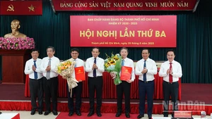 Đồng chí Trần Lưu Quang, Bí thư Thành ủy Thành phố Hồ Chí Minh, và các đồng chí Phó Bí thư Thành ủy tặng hoa chúc mừng đồng chí Dương Anh Đức và đồng chí Nguyễn Mạnh Cường. (Ảnh: LINH BẢO)