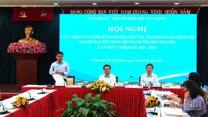 Các đồng chí chủ trì hội nghị. (Ảnh: MẠNH HẢO)
