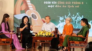 Giao lưu với các nhân chứng lịch sử, các nghệ sĩ từng hoạt động trong Đoàn Văn công Giải phóng. (Ảnh: MẠNH HẢO)