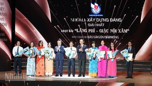 Lãnh đạo Thành phố Hồ Chí Minh và các tác giả, nhóm tác giả đoạt giải ở nhóm đề tài Xây dựng Đảng. (Ảnh: MẠNH HẢO)