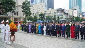 Các đại biểu dâng hoa tưởng niệm Chủ tịch Hồ Chí Minh tại Công viên tượng đài Chủ tịch Hồ Chí Minh. (Ảnh: MẠNH HẢO)